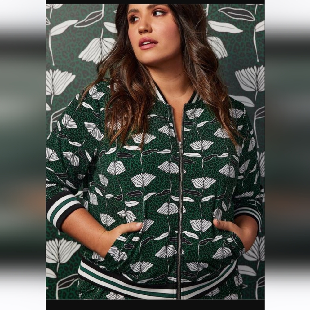 TORRID NWT Sylvia Mollie Bomber- Studio Knit Floral Green SIZE 4 (26/28)